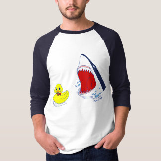 O pato e o t-shirt da arte do Doodle do tubarão