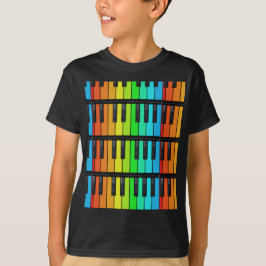 O piano colorido fecha a camisa