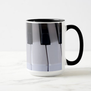 O piano fecha a caneca de café