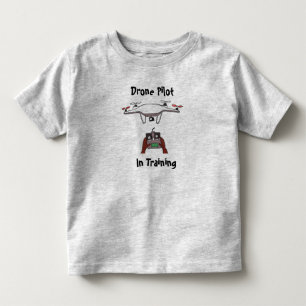 O piloto do zangão no t-shirt do treinamento
