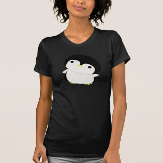 O pinguim bonito de Kawaii diz olá! o t-shirt