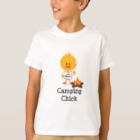 O pintinho de acampamento caçoa a camisa de T