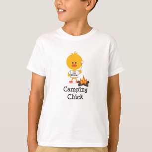 O pintinho de acampamento caçoa a camisa de T