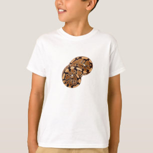 O pitão da bola caçoa o t-shirt