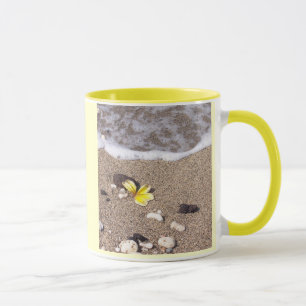 O plumeria havaiano lava em terra a caneca de caf