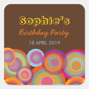 O pop do arco-íris circunda a etiqueta colorida d