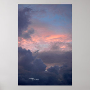 O por do sol colorido nubla-se o poster