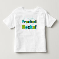 O pré-escolar do coração balança o camiseta e os