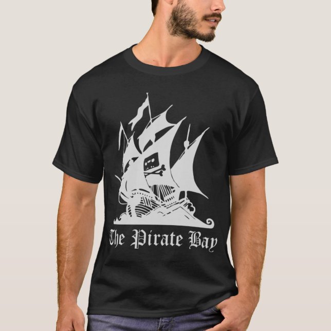 O preto do t-shirt da baía do pirata - (Frente)