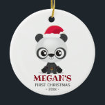O primeiro ornamento de Natal do bebê Panda Bear<br><div class="desc">Primeiro ornamento de Natal do bebê com um urso Panda giro vestindo chapéu e cinto de Papai Noel. Personalizável com o nome e o ano do seu bebê.</div>