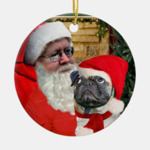 O PUG OLHA ACIMA NO ORNAMENTO DO PAPAI NOEL
