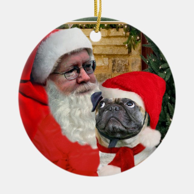 O PUG OLHA ACIMA NO ORNAMENTO DO PAPAI NOEL (Frente)