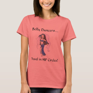 O quadril da dança do ventre circunda o t-shirt