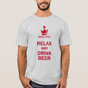 O rei Pai relaxa e bebe o t-shirt real vermelho da