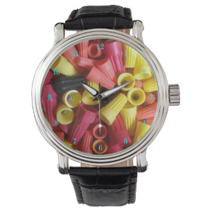 O relógio do pulso do eletricista perfeito