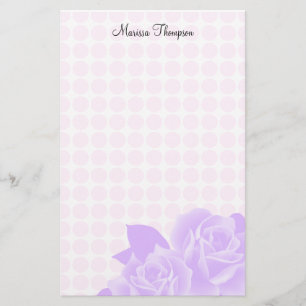 O rosa de rosas roxo pontilha artigos de papelaria