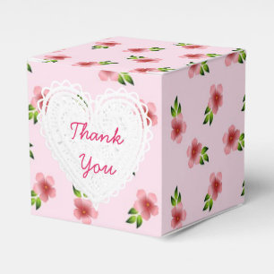 O rosa floresce a caixa do cupcake