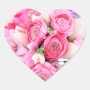 O rosa floresce etiquetas da forma do coração
