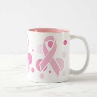 O rosa pontilha a caneca de café