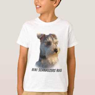 O Schnauzer diminuto caçoa o t-shirt