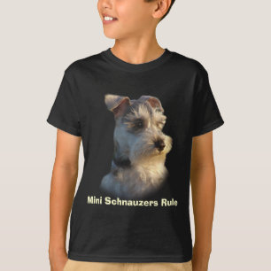 O Schnauzer diminuto caçoa o t-shirt