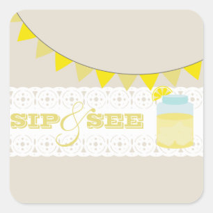 O sorvo da limonada e vê a etiqueta