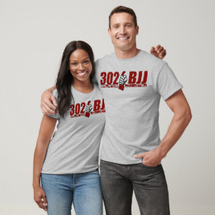 O t-shirt afligido dos homens