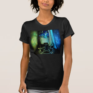O t-shirt básico escuro das senhoras da sala das