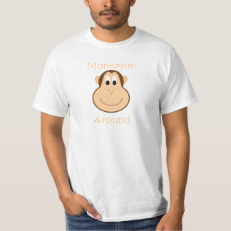 O t-shirt bonito dos homens do chimpanzé
