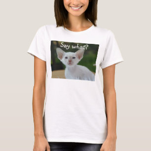 O t-shirt branco do gato, diz que?