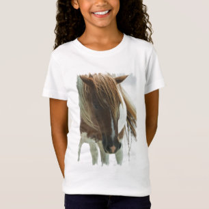 O t-shirt cabido da menina do cavalo selvagem do