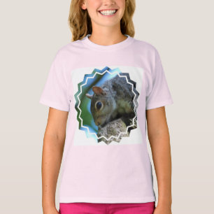 O t-shirt da menina da cara do esquilo