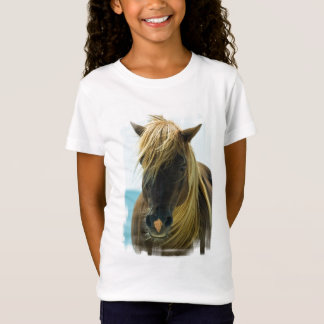 O t-shirt da menina do mustang