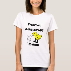 O t-shirt da mulher do pintinho do assistente