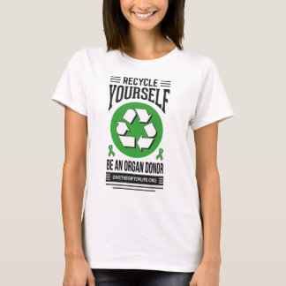 O t-shirt da mulher do reciclar você mesmo