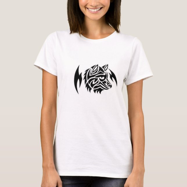 O t-shirt das mulheres com lobo tribal (Frente)