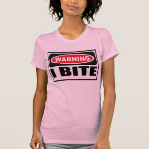 O t-shirt das mulheres de advertência da MORDIDA