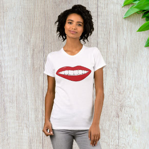 O t-shirt das mulheres de sorriso da boca