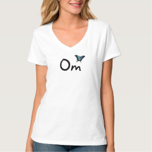 O t-shirt das mulheres do OM e da borboleta