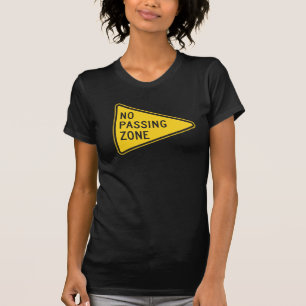 O t-shirt de nenhumas mulheres de passagem da zona