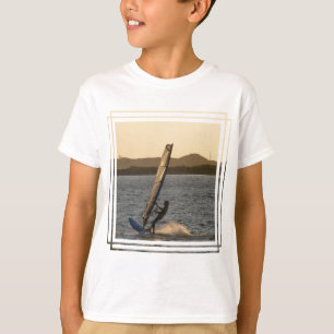 O t-shirt do miúdo da imagem do Windsurfer