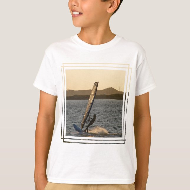 O t-shirt do miúdo da imagem do Windsurfer (Frente)