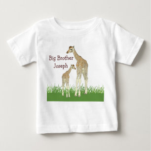 O t-shirt do miúdo dos girafas do irmão
