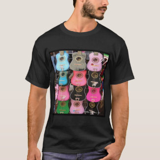 O t-shirt do suporte da guitarra