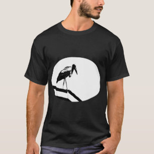 O t-shirt escuro básico dos homens