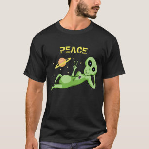 O t-shirt escuro básico dos homens estrangeiros d