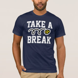O t-shirt escuro do tênis para miúdos das mulher