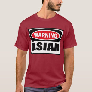 O t-shirt escuro dos homens ASIÁTICOS de