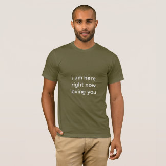 O t-shirt escuro dos homens com texto branco