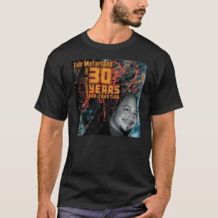 O t-shirt preto dos homens